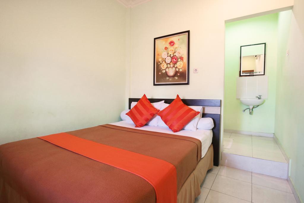 Hotel Keluarga Djagalan Raya Surabaya Exterior photo