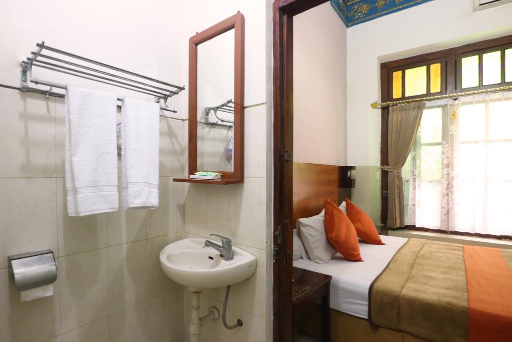 Hotel Keluarga Djagalan Raya Surabaya Exterior photo