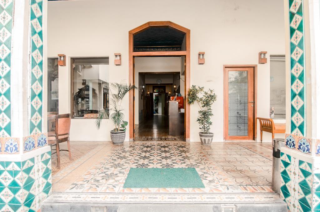 Hotel Keluarga Djagalan Raya Surabaya Exterior photo