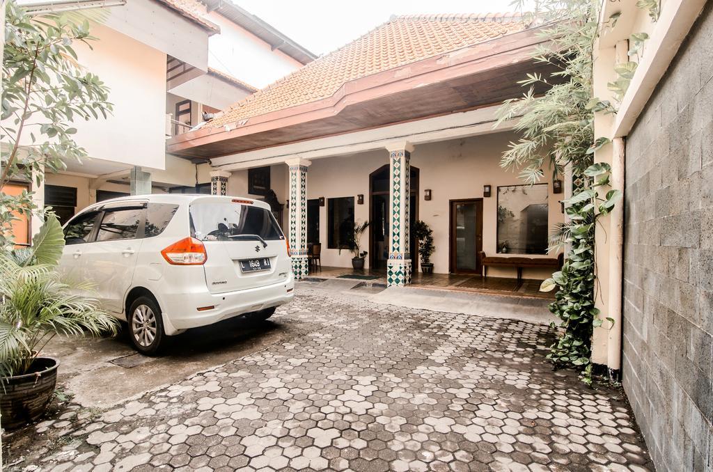 Hotel Keluarga Djagalan Raya Surabaya Exterior photo