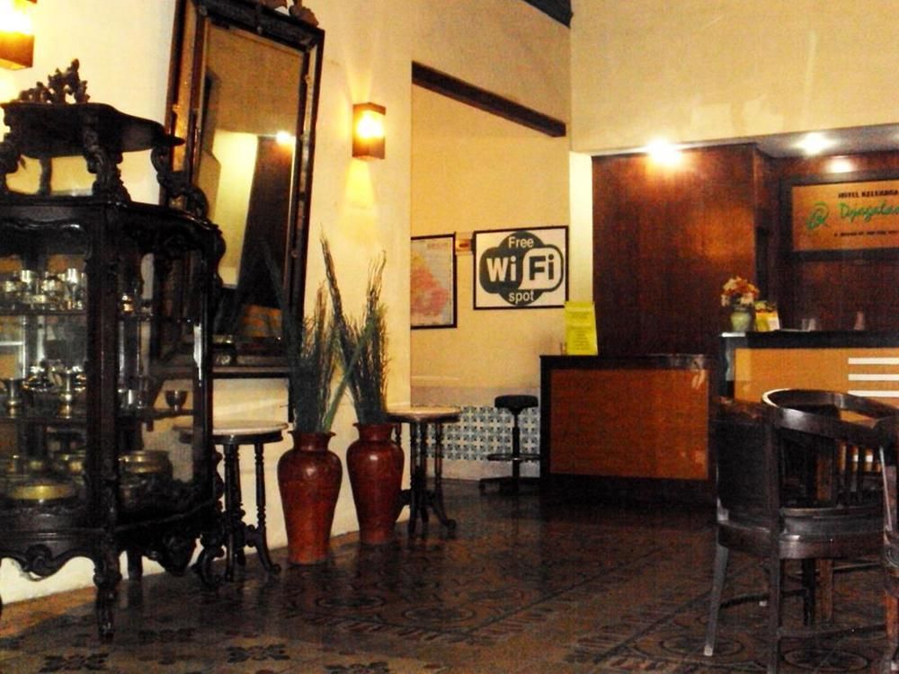 Hotel Keluarga Djagalan Raya Surabaya Exterior photo