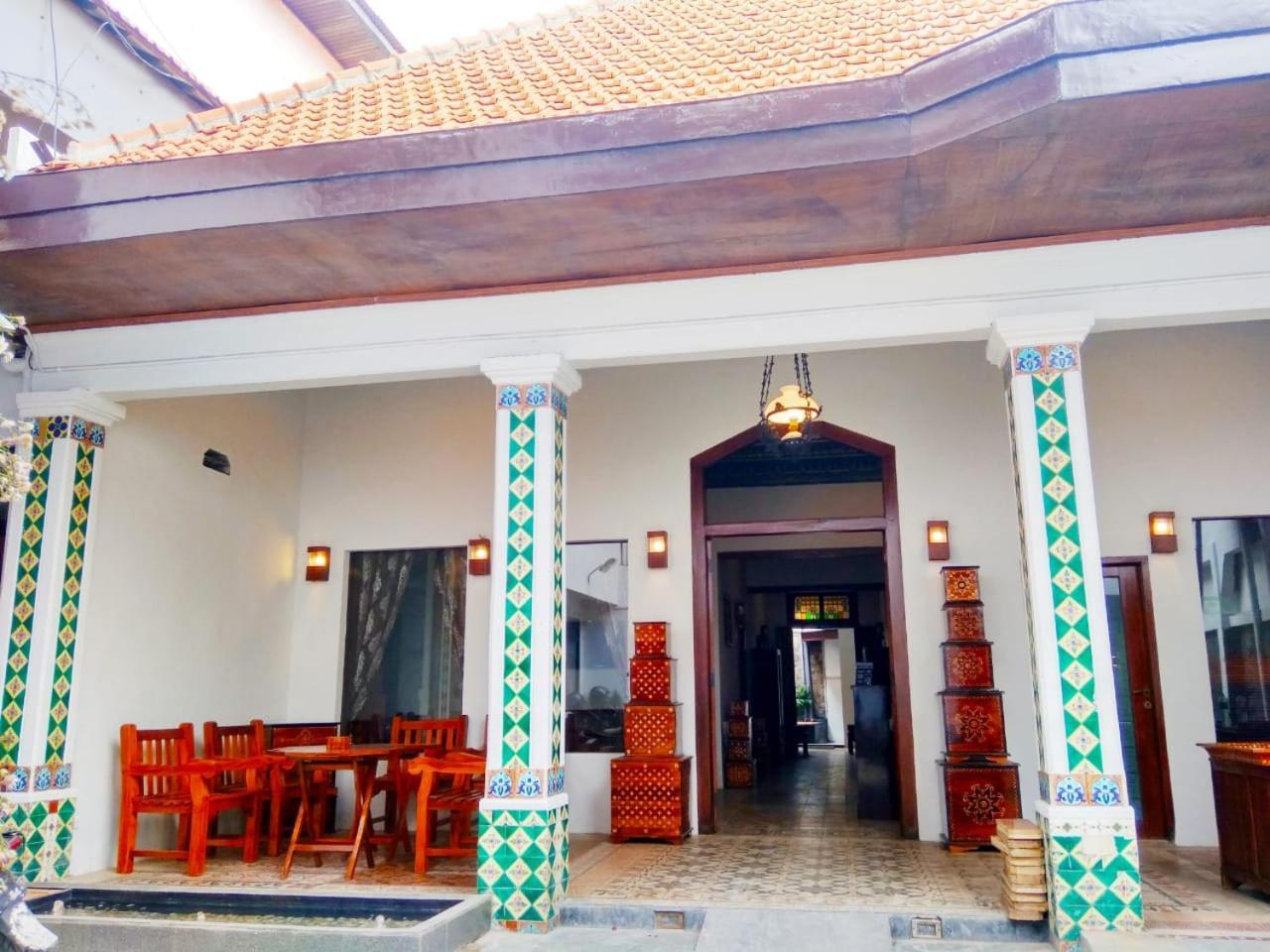 Hotel Keluarga Djagalan Raya Surabaya Exterior photo