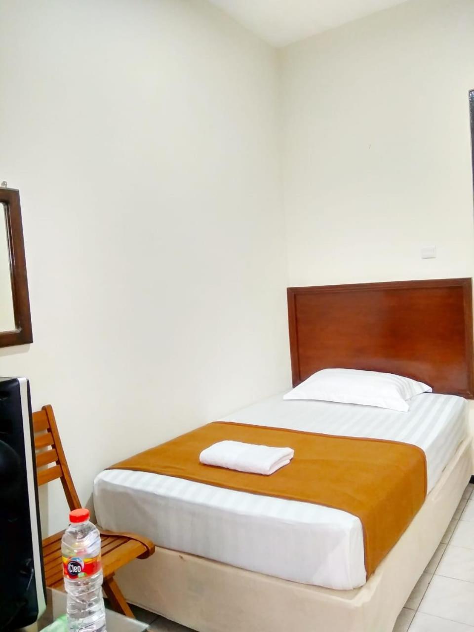 Hotel Keluarga Djagalan Raya Surabaya Exterior photo