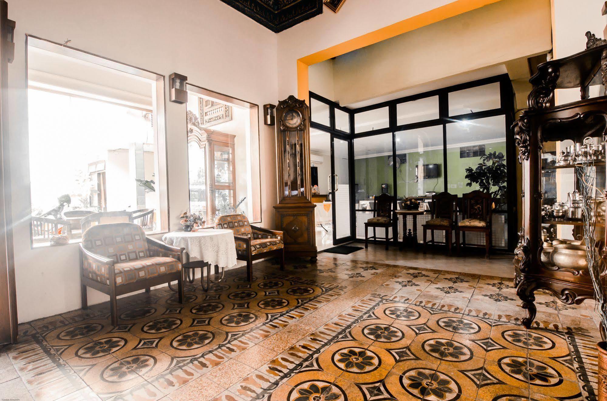 Hotel Keluarga Djagalan Raya Surabaya Exterior photo