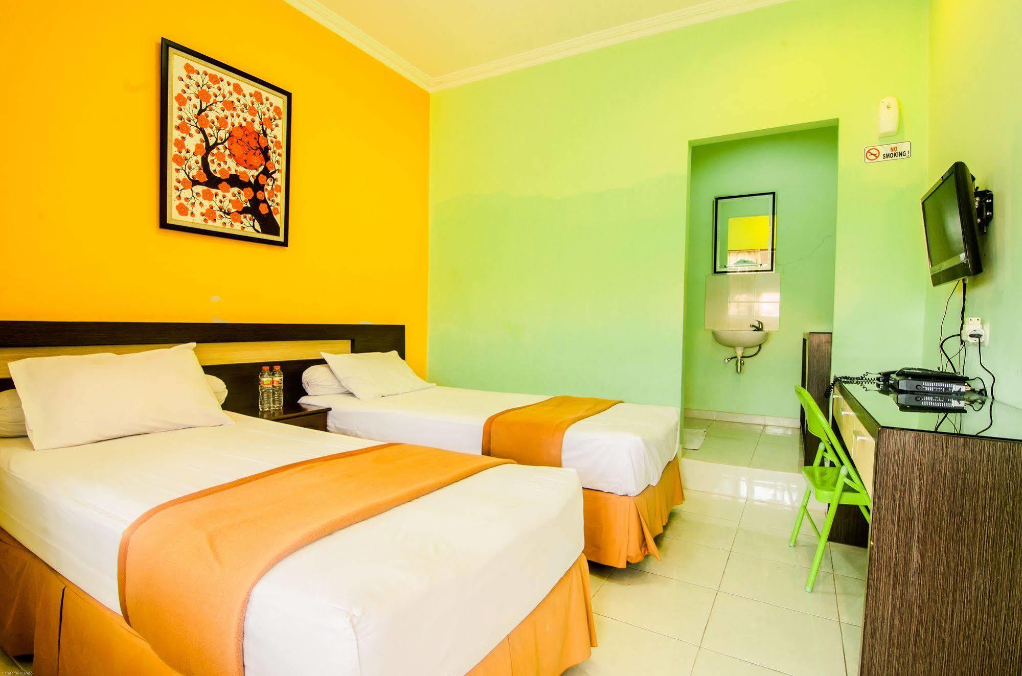 Hotel Keluarga Djagalan Raya Surabaya Exterior photo