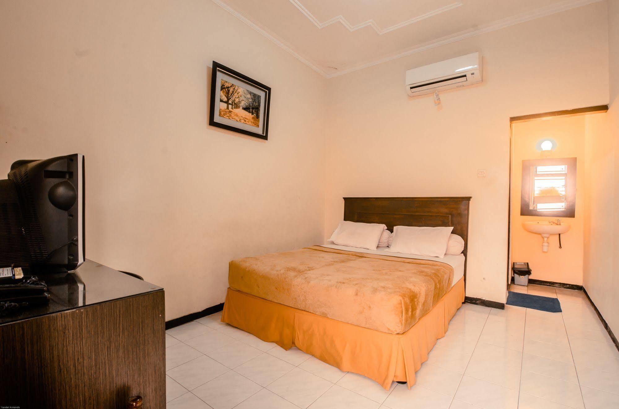 Hotel Keluarga Djagalan Raya Surabaya Exterior photo