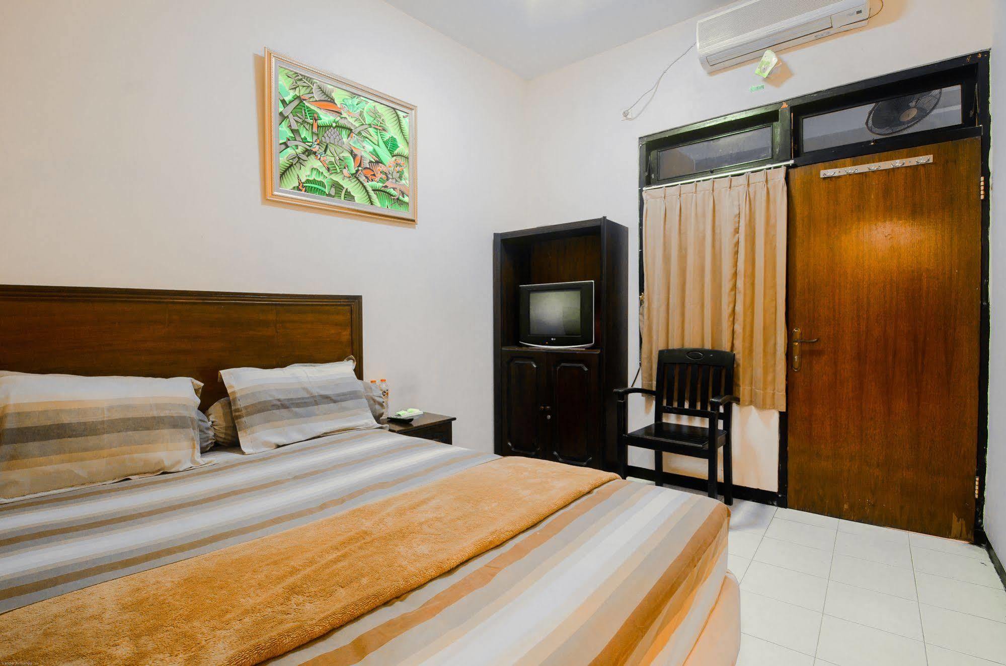 Hotel Keluarga Djagalan Raya Surabaya Exterior photo