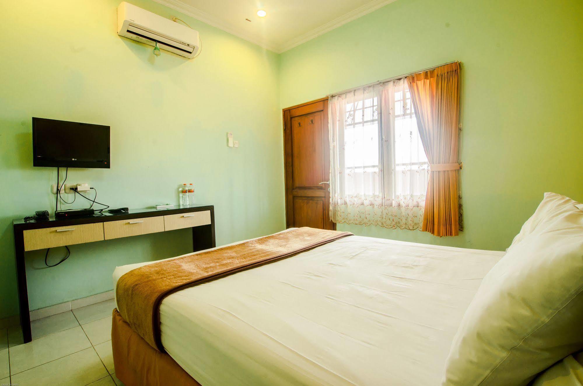Hotel Keluarga Djagalan Raya Surabaya Exterior photo