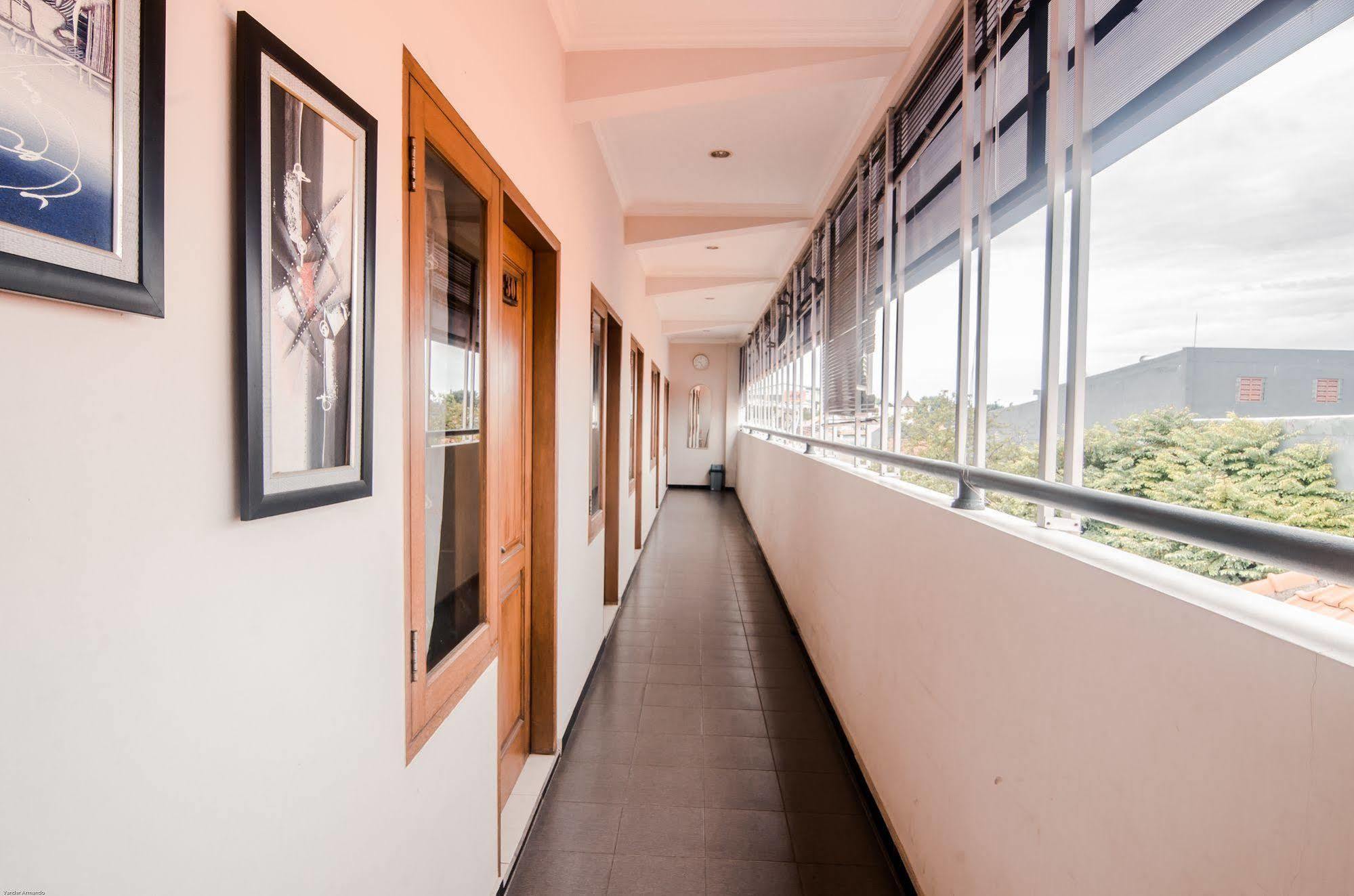 Hotel Keluarga Djagalan Raya Surabaya Exterior photo