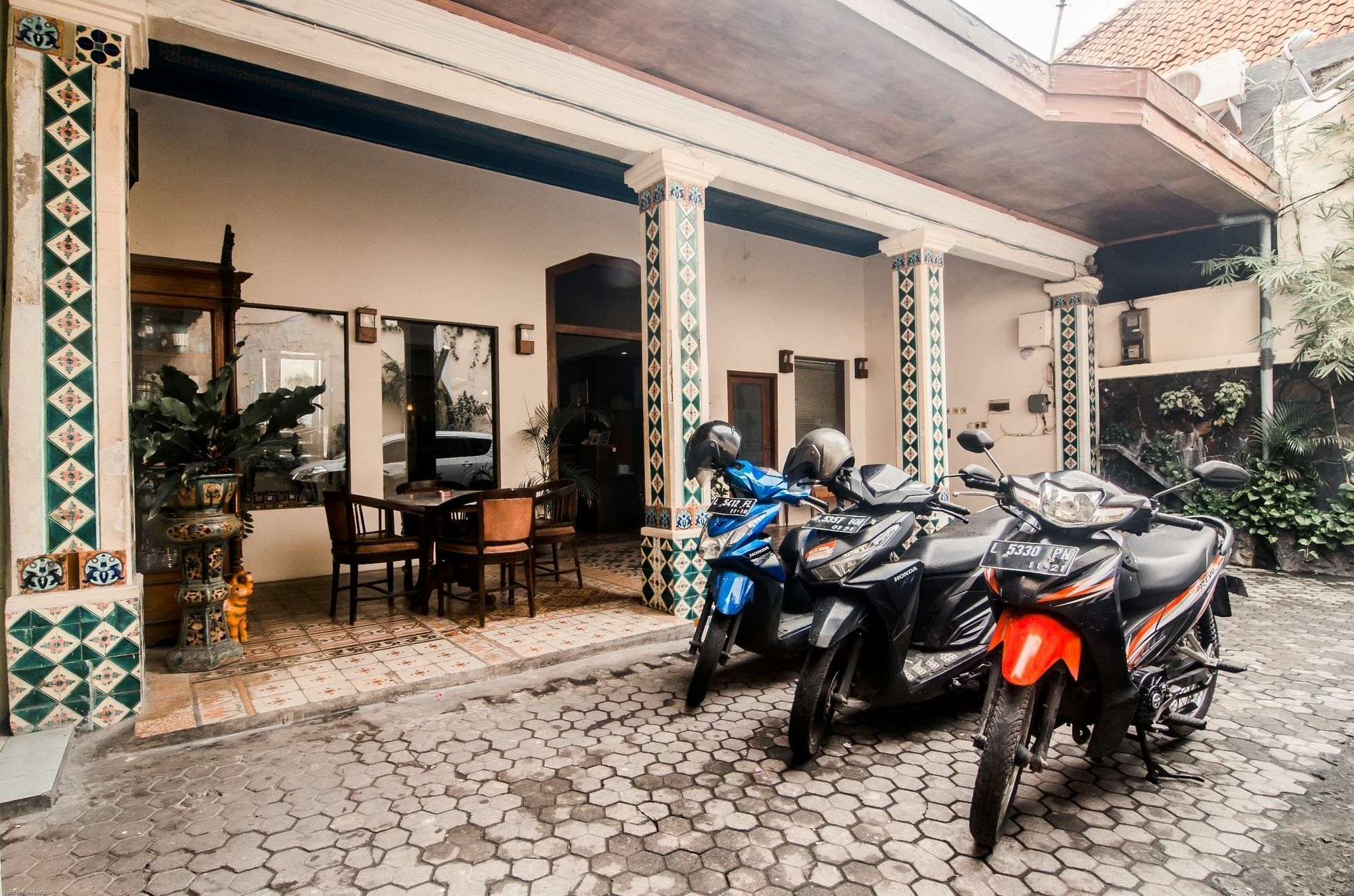 Hotel Keluarga Djagalan Raya Surabaya Exterior photo